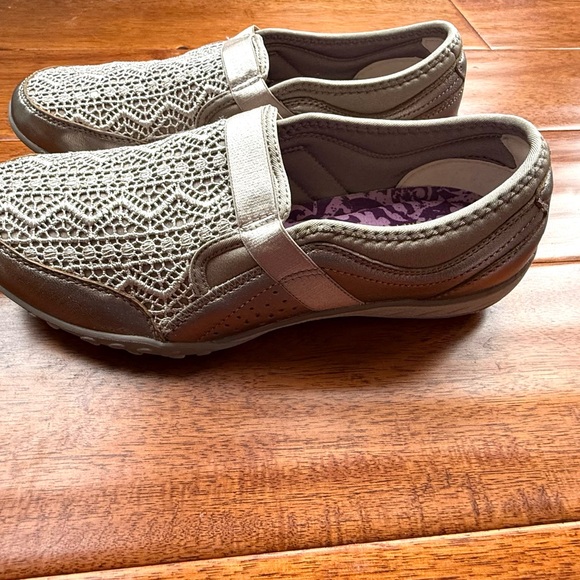 Skechers women’s 8.5 gold champagne slip-on shoes lace eyelet uppers - Picture 2 of 9